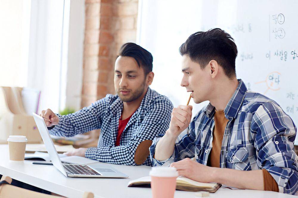 ilustrasi pria bekerja di co-working space (freepik.com/pressfoto)