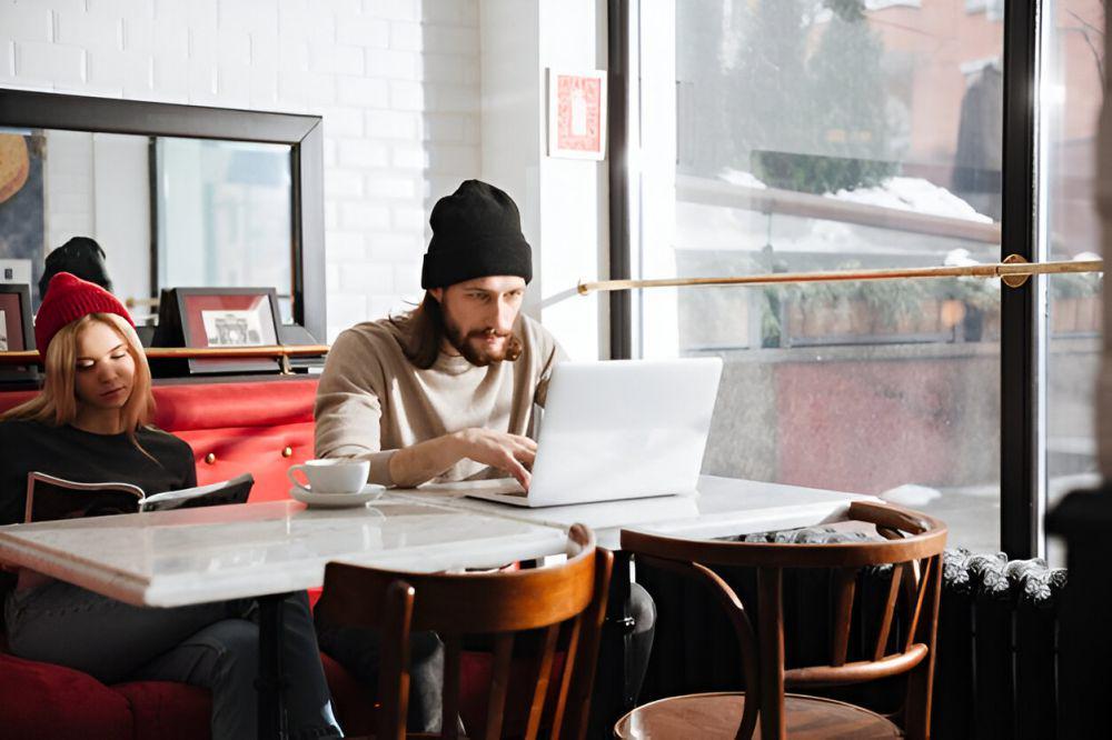 ilustrasi pria bekerja di co-working space (freepik.com/drobotdean)