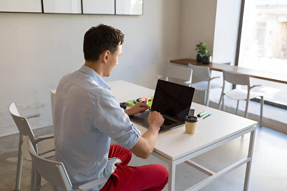 ilustrasi pria bekerja di co-working space (freepik.com/marymarkevich)
