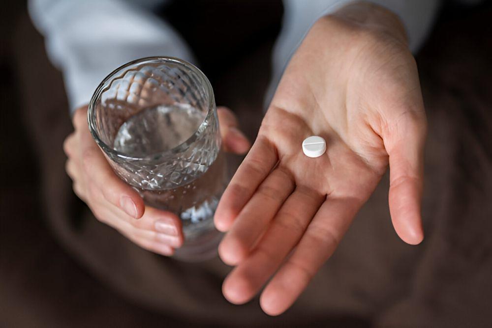 ilustrasi pria mengonsumsi obat anti mabuk (freepik.com/freepik)