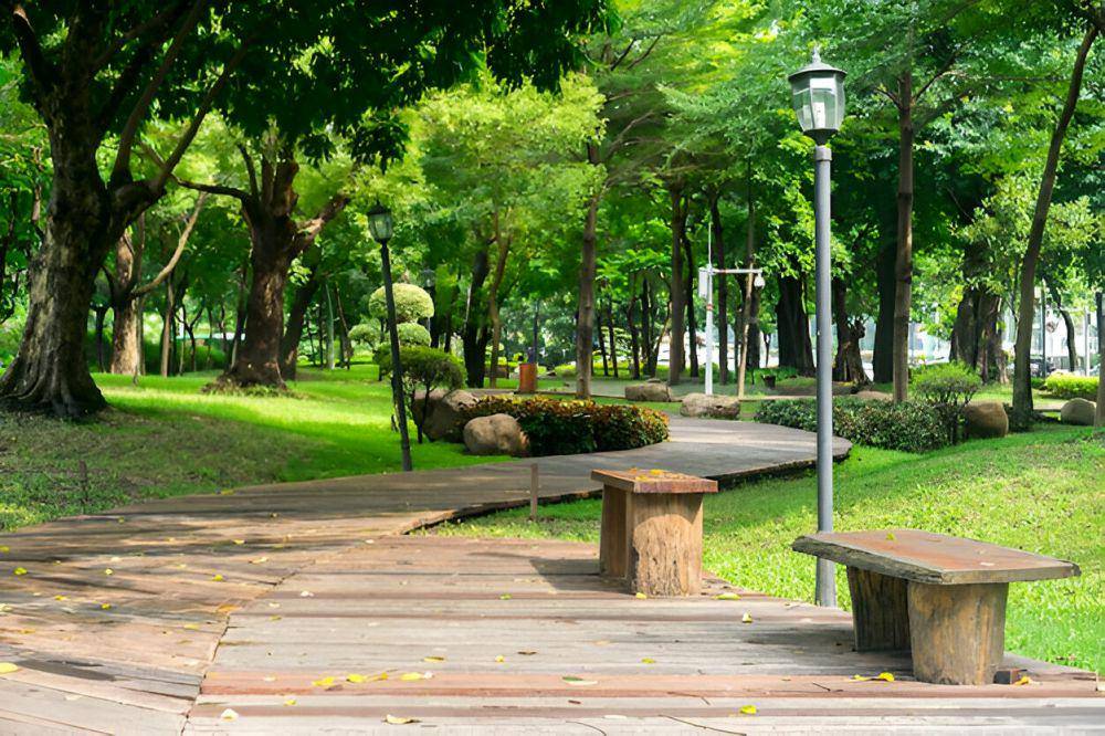 ilustrasi taman kota (freepik.com/victor217)