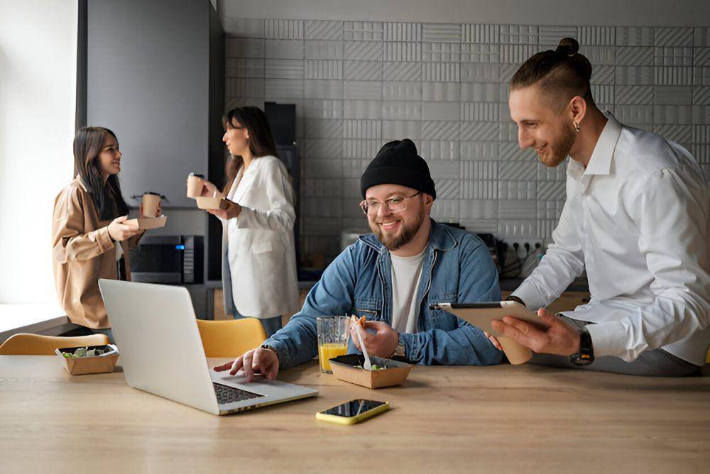 ilustrasi pria bekerja di co-working space (freepik.com/freepik)