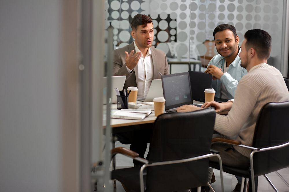 ilustrasi pria bekerja di co-working space (freepik.com/freepik)