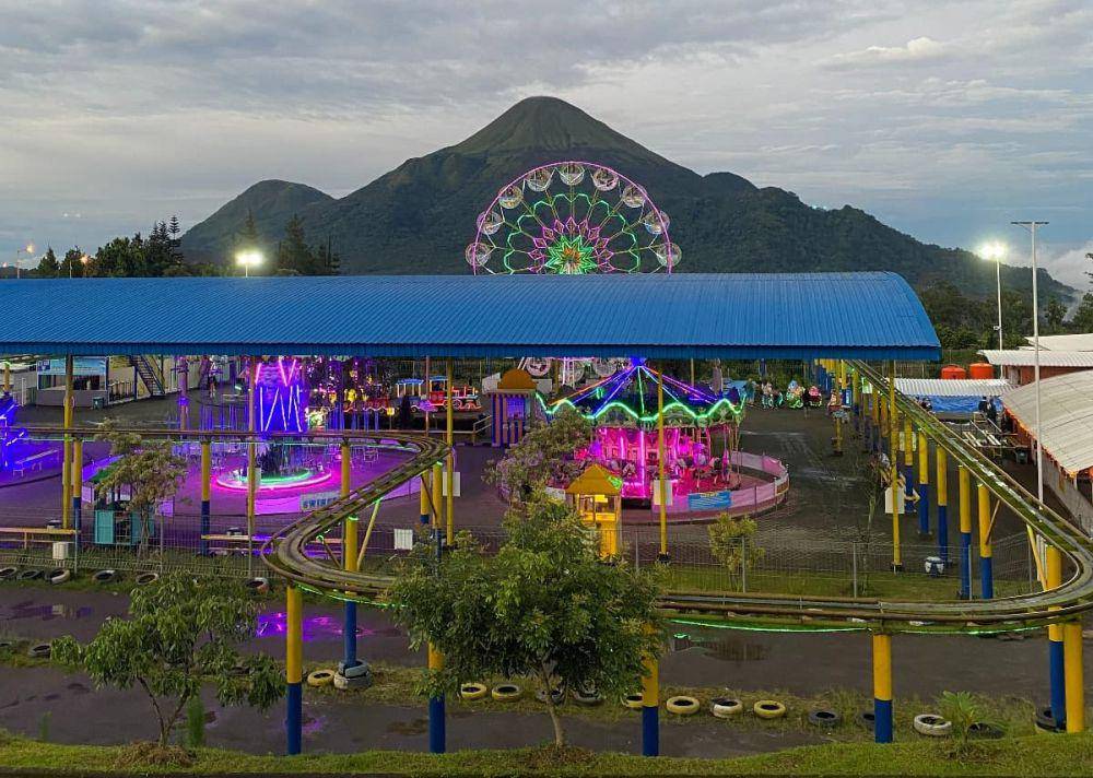 Wahana bermain yang ada di Taman Ghanjaran (IDN Times/Erza Angelia Putri)