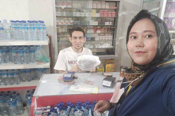 RIka Venisari swafoto bersama salah satu debitur BRI. (Dok. Rika Venisari)