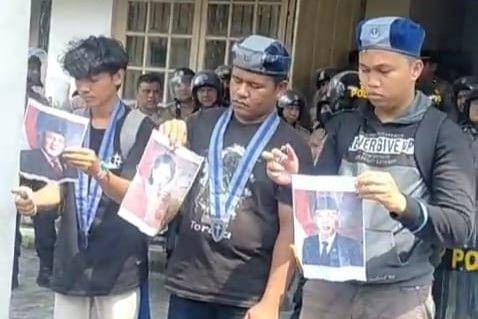 Massa GMKI membakar foto Presiden Prabowo Subianto hingga Ketua DPR RI Puan Maharani saat aksi penolakan terhadap Undang-undang TNI di Kota Pematangsiantar, Rabu (26/3/2025). (Dok: GMKI)