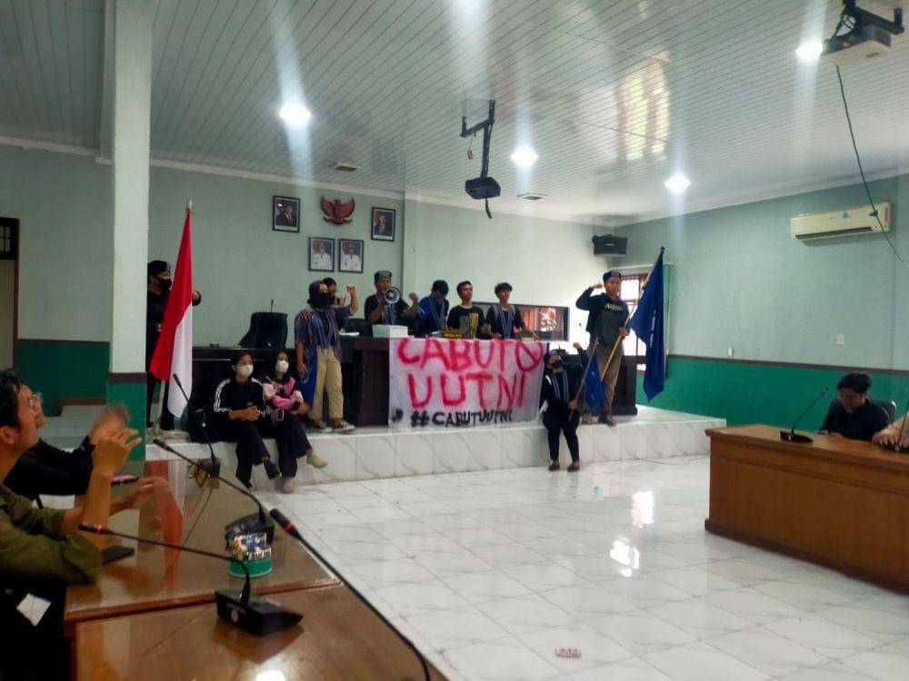 Massa GMKI menggelar aksi penolakan terhadap Undang-undang TNI di Kota Pematangsiantar, Rabu (26/3/2025). (Dok: GMKI)