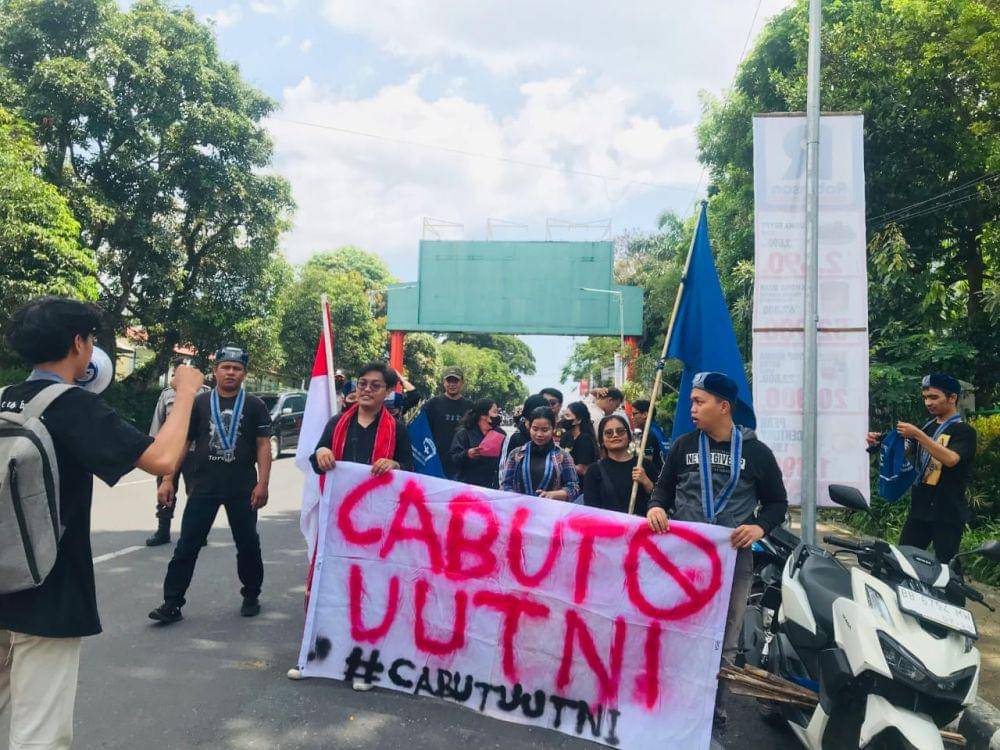 Massa GMKI menggelar aksi penolakan terhadap Undang-undang TNI di Kota Pematangsiantar, Rabu (26/3/2025). (Dok: GMKI)