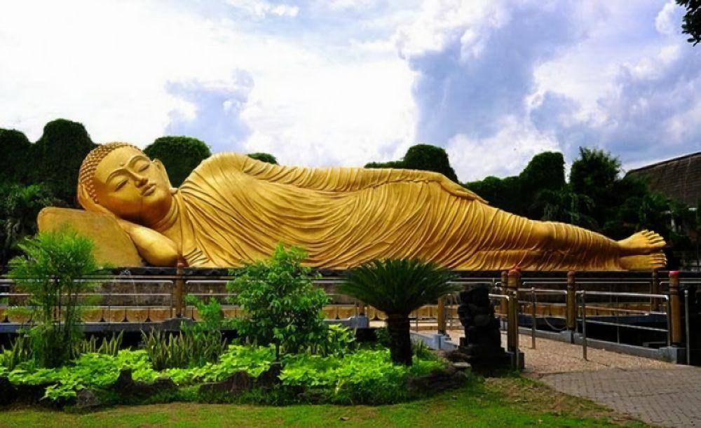 Patung Buddha Tidur di Mojokerto (mojokertokab.go.id)