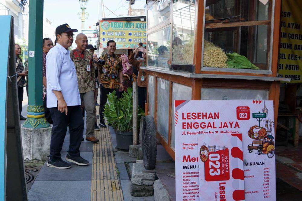 Wali Kota Yogyakarta, Hasto Wardoyo memasang daftar harga pada salah satu warung di Malioboro. (Dokumentasi Pemkot Yogyakarta)