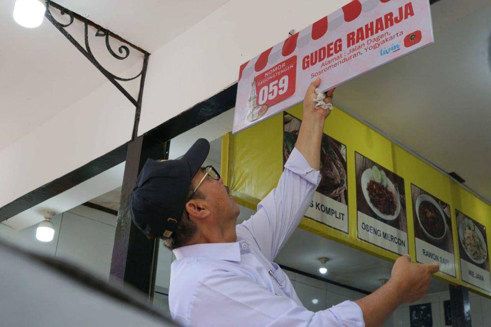 Wali Kota Yogyakarta, Hasto Wardoyo memasang daftar harga pada salah satu warung di Malioboro. (Dokumentasi Pemkot Yogyakarta)