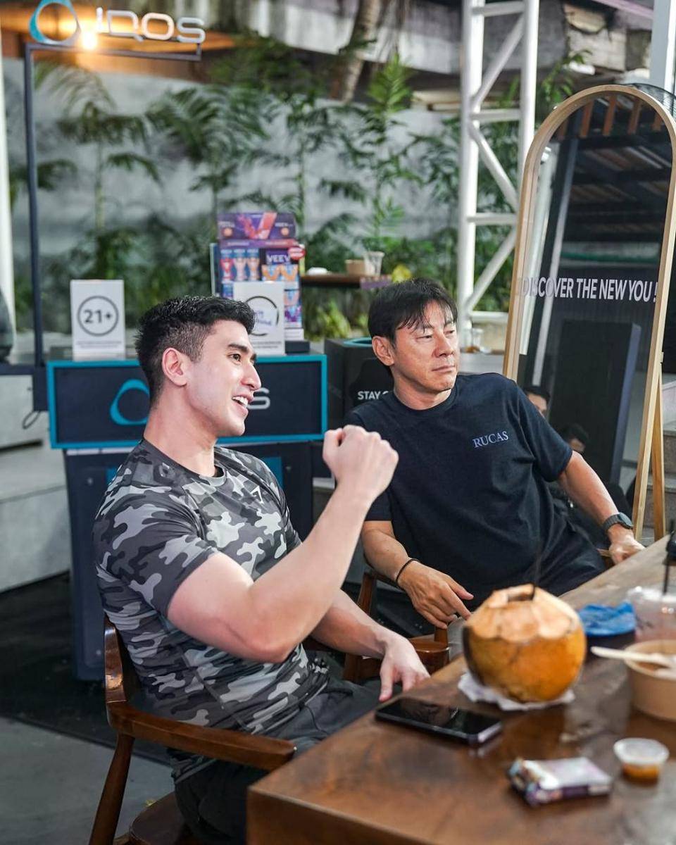 Verrell Bramasta main padel bareng Shin Tae Yong (instagram.com/bramastavrl)