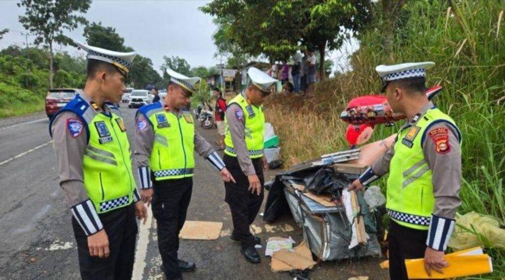 Sat Lantas Polres Lubuk Linggau saat melakukan olah TKP kecelakaan. (Dok. Polres Lubuk Linggau)