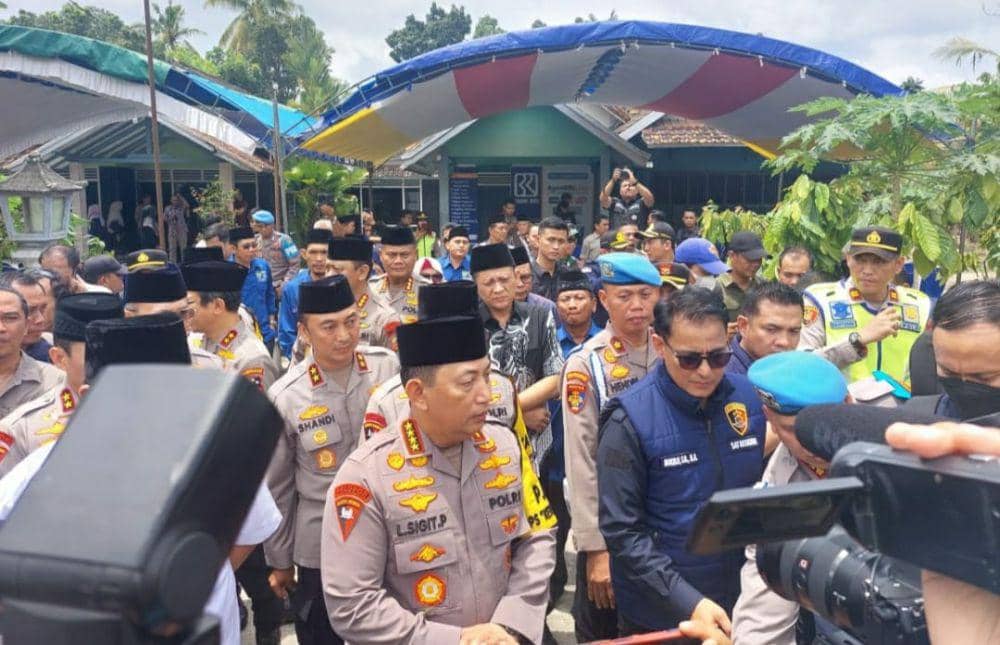 Kapolri Kunjungi Rumah Duka 2 Polisi Korban Penembakan di Way Kanan