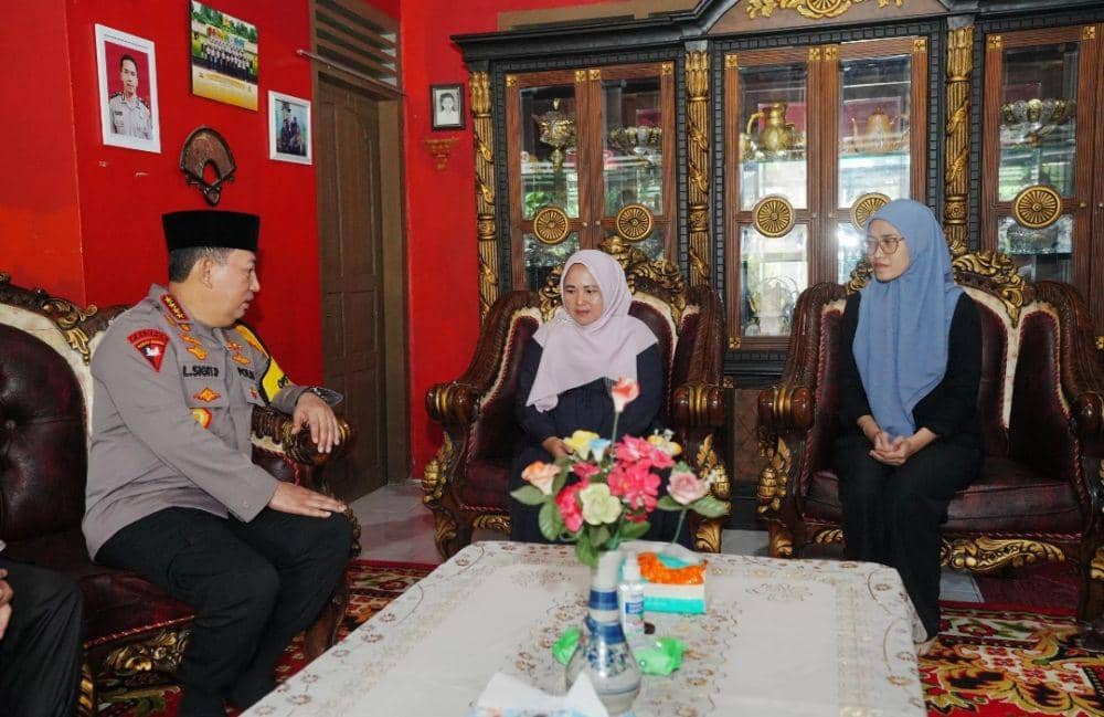 Kapolri Jenderal Listyo Sigit Prabowo mengunjungi keluarga AKP (Anumerta) Lusiyanto di Kabupaten Oku Timur. (Dok. Div Humas Polri)