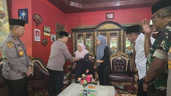 Kapolri Jenderal Listyo Sigit Prabowo mengunjungi keluarga AKP (Anumerta) Lusiyanto di Kabupaten Oku Timur. (Dok. Div Humas Polri)