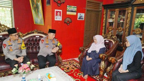Kapolri Jenderal Listyo Sigit Prabowo mengunjungi keluarga AKP (Anumerta) Lusiyanto di Kabupaten Oku Timur. (Dok. Div Humas Polri)