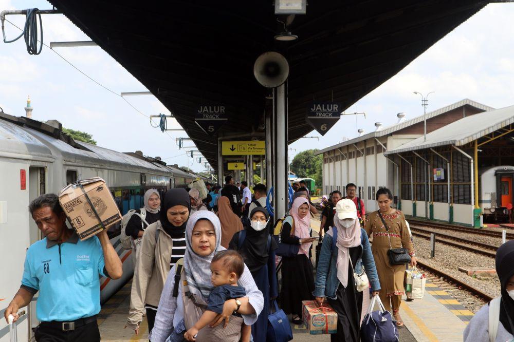 Puncak Mudik Makin Dekat, Stasiun Cirebon Mulai Ramai Penumpang
