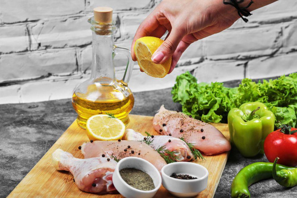Ilustrasi memberikan lemon pada daging (freepik.com/azerbaijan_stockers)