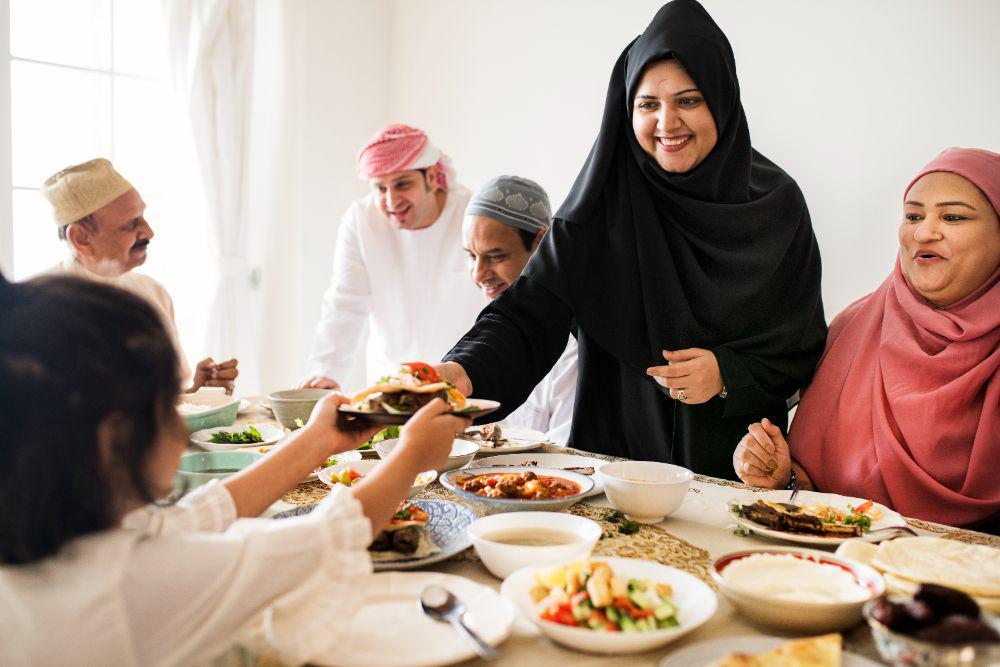 5 Etika Makan Saat Lebaran Biar Nyaman, Gak Bikin Suasana Canggung!