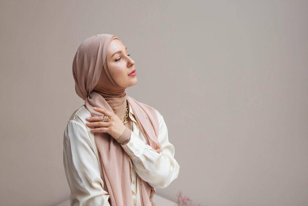 ilustrasi muslimah yang memakai aksesoris (freepik.com/freepik)
