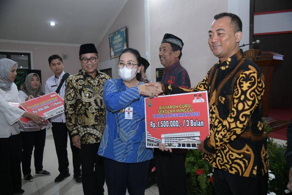 Pemerintah Kota Semarang memberikan bisyaroh atau hadiah kepada 6.572 warga istimewa yang berdedikasi di bidang pendidikan dan sosial. (dok. Pemkot Semarang)