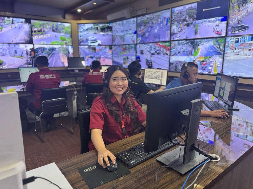 Petugas layanan kegawatdaruratan call center 112 sedang menjawab panggilan masyarakat yang membutuhkan bantuan darurat. (dok. Pemkot Semarang)