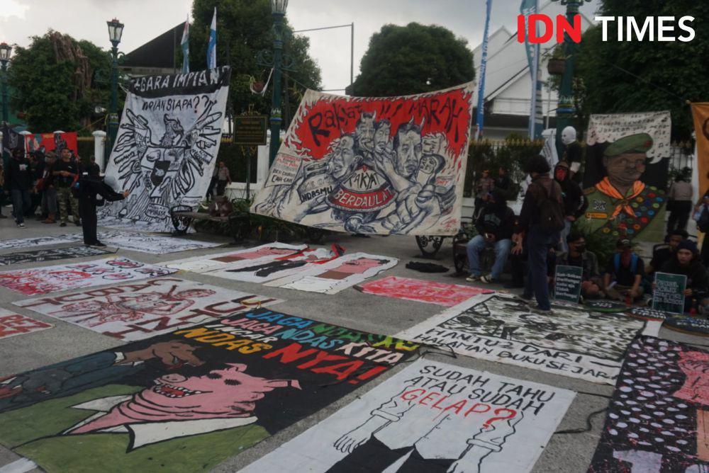 Massa Gelar Aksi Tolak UU TNI di Depan Gedung Agung Yogyakarta