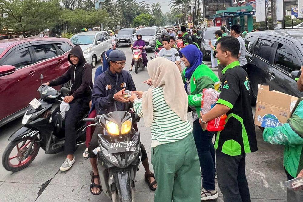 Mitra Grab Ngabuburit dengan Bagikan Ratusan Takjil di Medan (Dok. IDN Times)