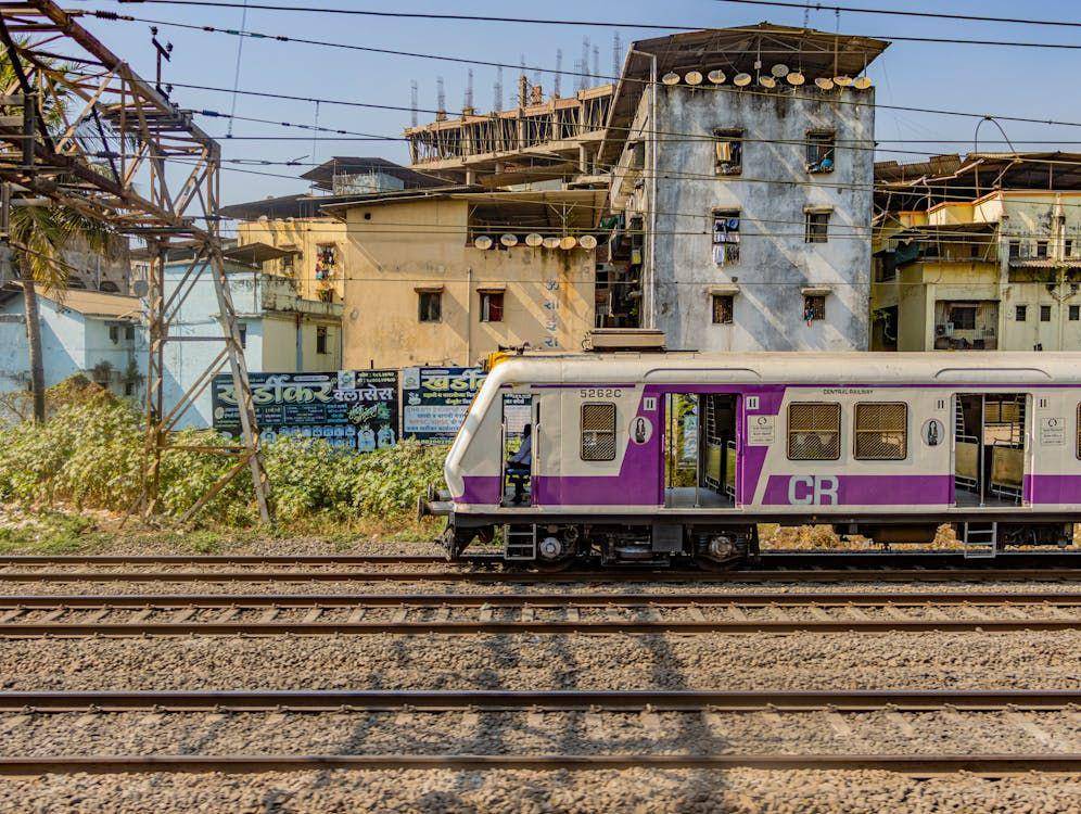 Potret kereta api di Mumbai, India (pexels.com/@shantumsingh)