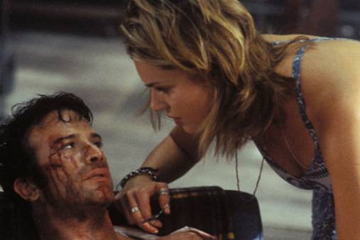 Thomas Jane dan Rebecca Romijn dalam film The Punisher. (dok. Lionsgate/The Punisher)