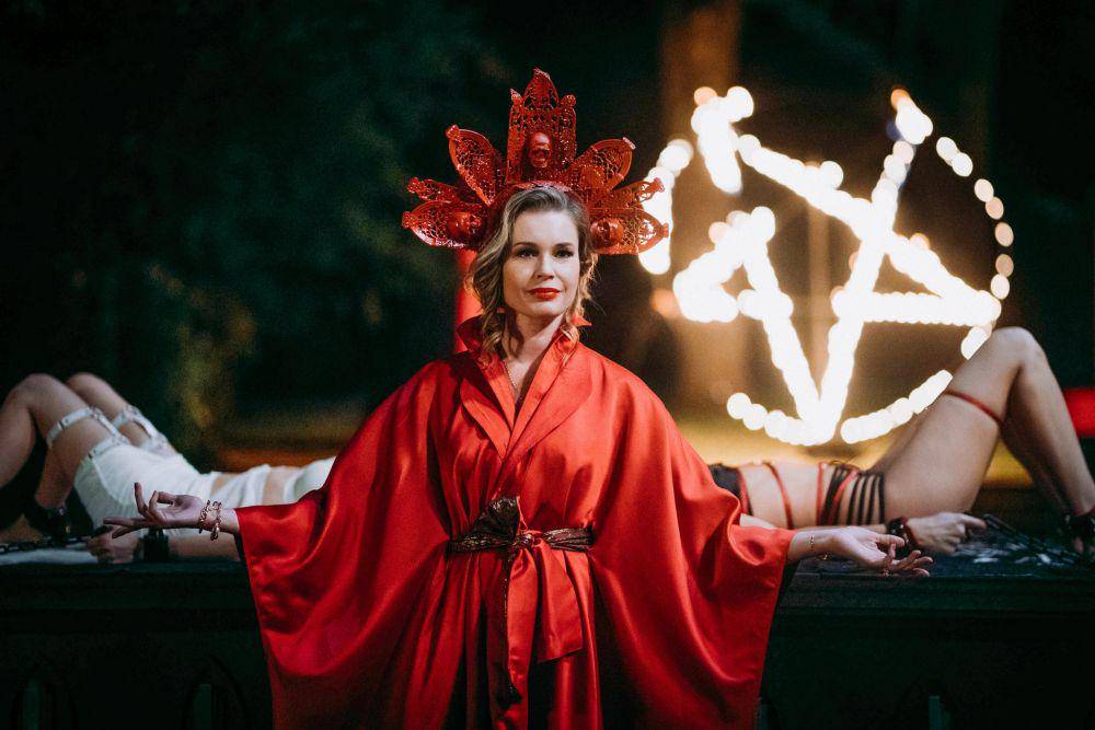Rebecca Romijn dalam film Satanic Panic. (dok. RLJE Films/Satanic Panic)