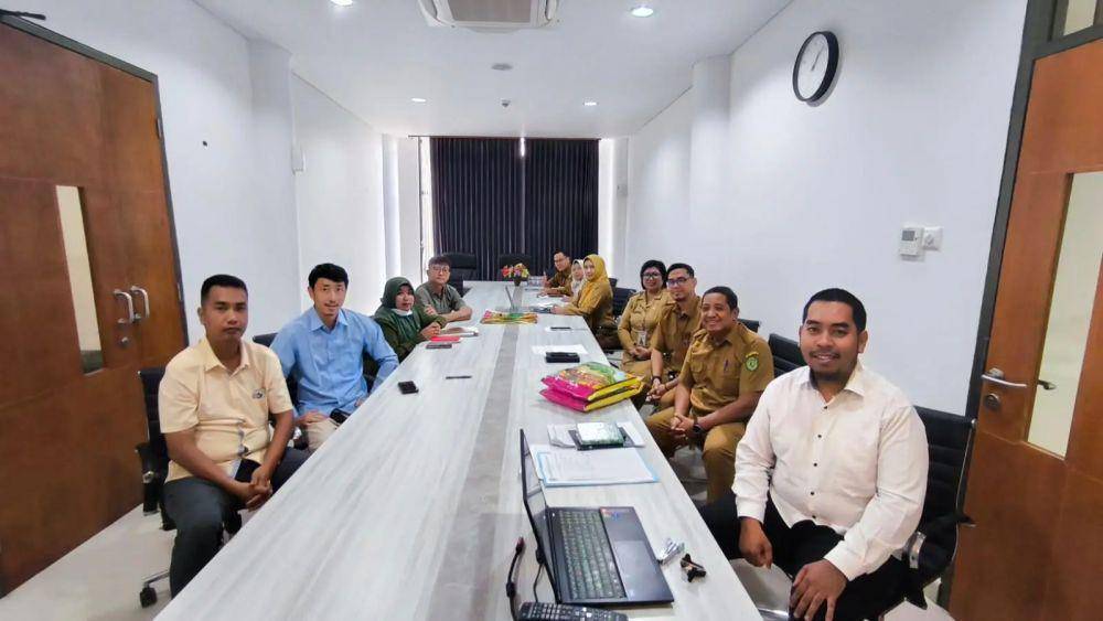 Pertemuan antara DPPKUKM Provinsi Kalimantan Timur dengan distributor beras Tiga Mangga Manalagi, berujung pada kesepakatan penarikan produk kemasan 5 kilogram dari pasaran. (Dok. Pemprov Kaltim)