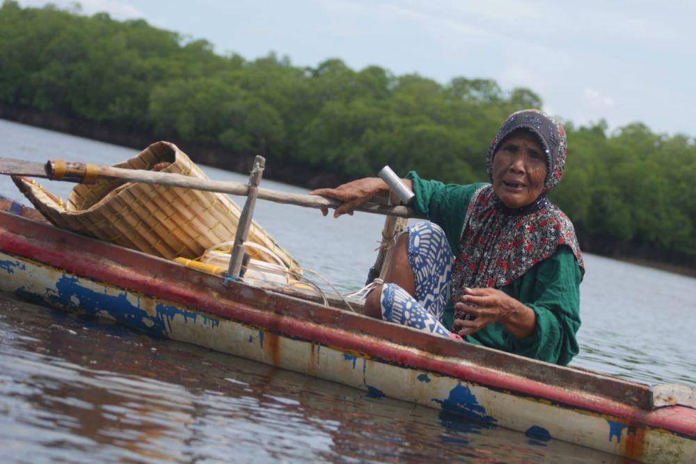 Seorang perempuan suku laut di Kampung Panglong, Desa Berakit, Kabupaten Bintan, Kepulauan Riau (IDN Times/Putra Gema Pamungkas)