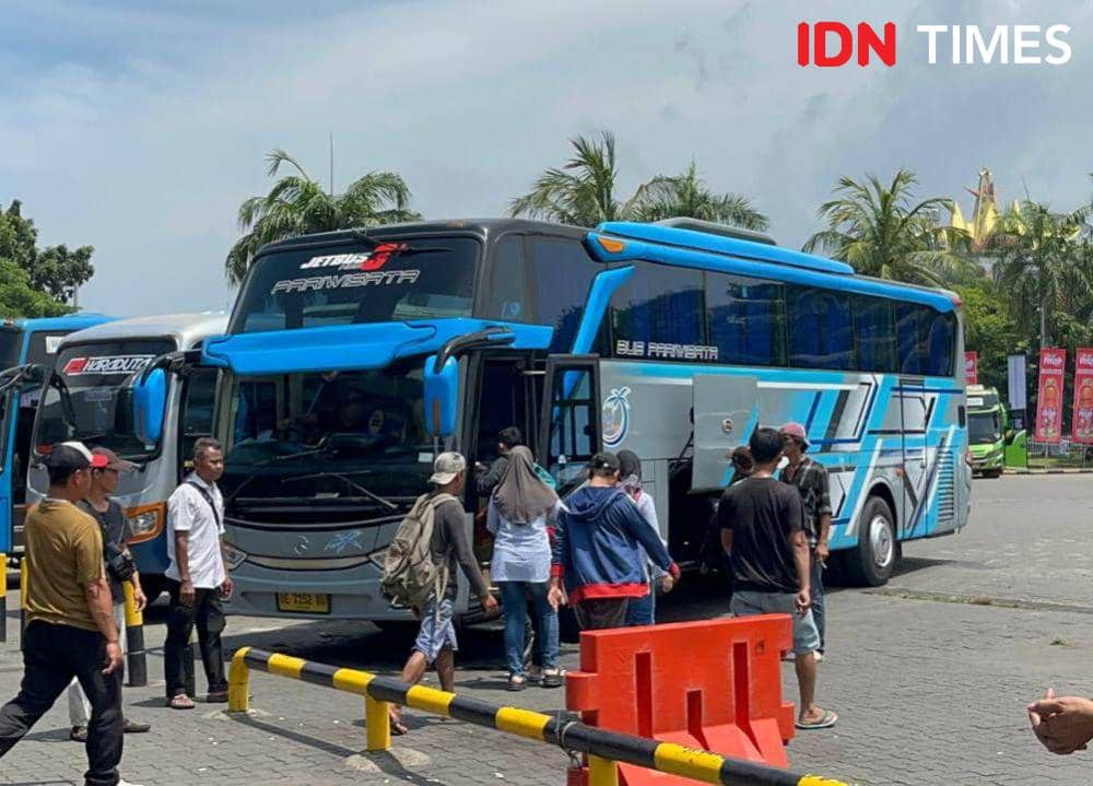 Aktivitas arus mudik Lebaran 2025 di Pelabuhan Bakauheni. (IDN Times/Tama Yudha Wiguna).
