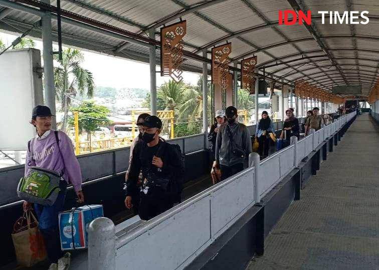Penampakan aktivitas arus mudik Lebaran 2024 di Pelabuhan Bakauheni. (IDN Times/Tama Yudha Wiguna).