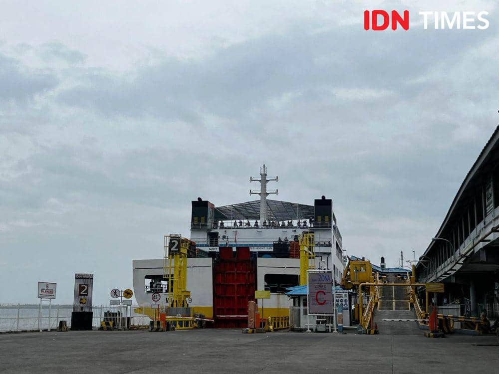 Penampakan aktivitas arus mudik Lebaran 2024 di Pelabuhan Bakauheni. (IDN Times/Tama Yudha Wiguna).