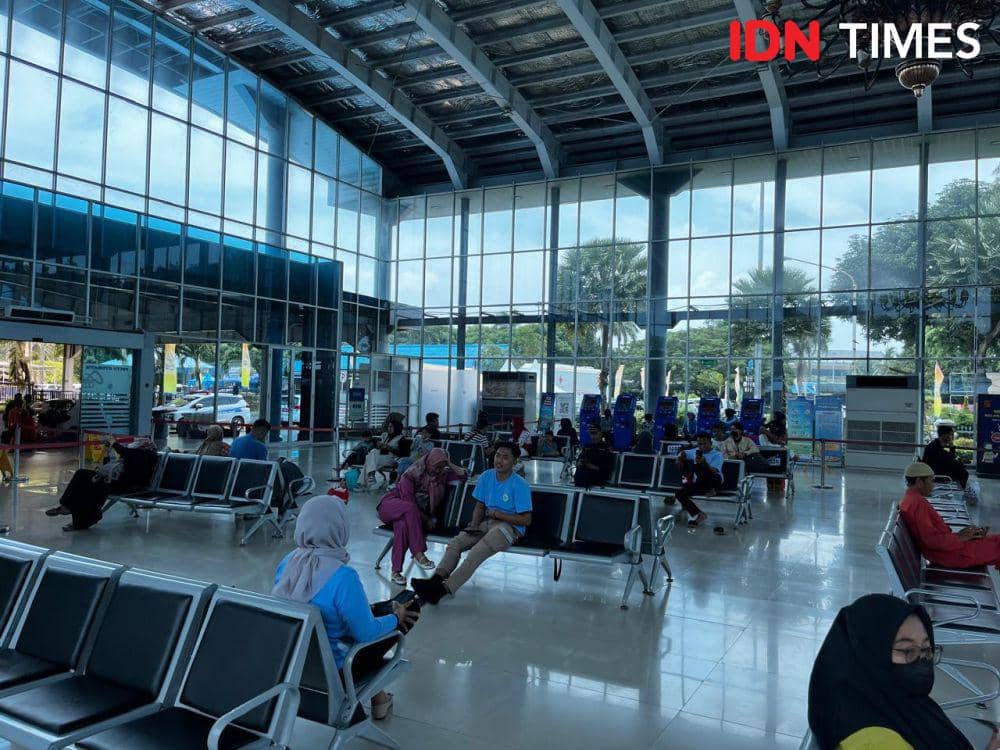 Aktivitas arus mudik Lebaran 2025 di Pelabuhan Bakauheni. (IDN Times/Tama Yudha Wiguna).