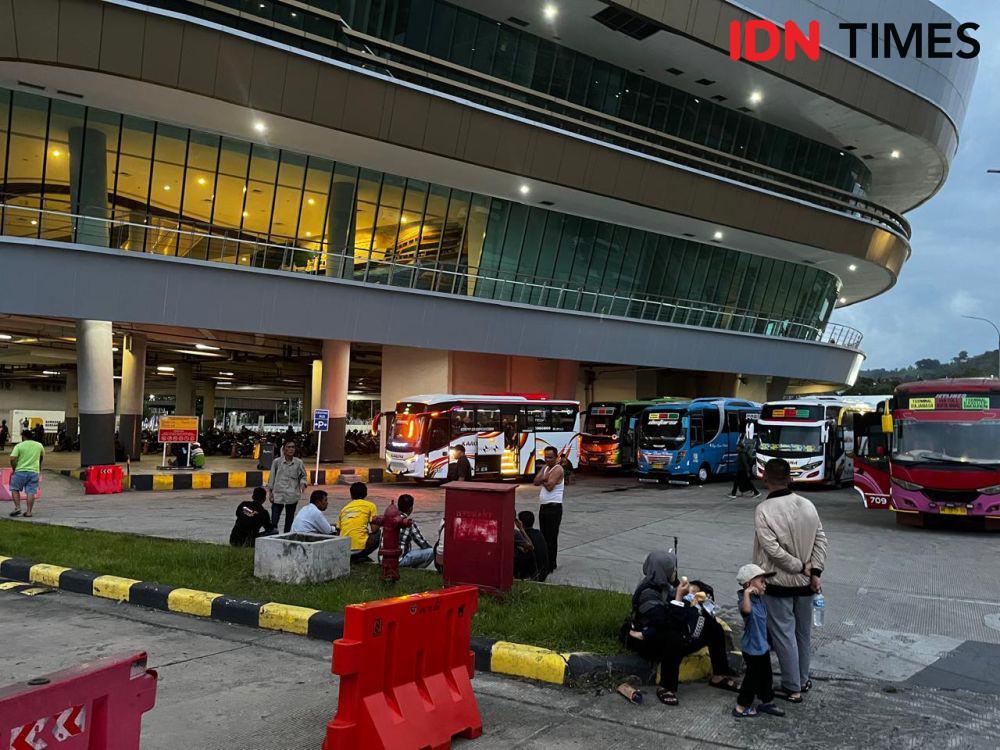 Penampakan aktivitas penumpang mudik angkutan bus dan travel di Pelabuhan Bakauheni. (IDN Times/Tama Yudha Wiguna).