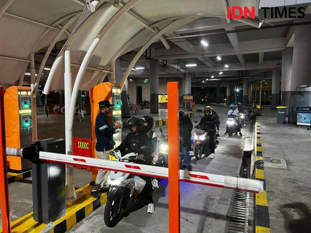 Aktivitas arus mudik H-4 Lebaran 1446 Hijriah di Pelabuhan Bakauheni. (IDN Times/Tama Yudha Wiguna).