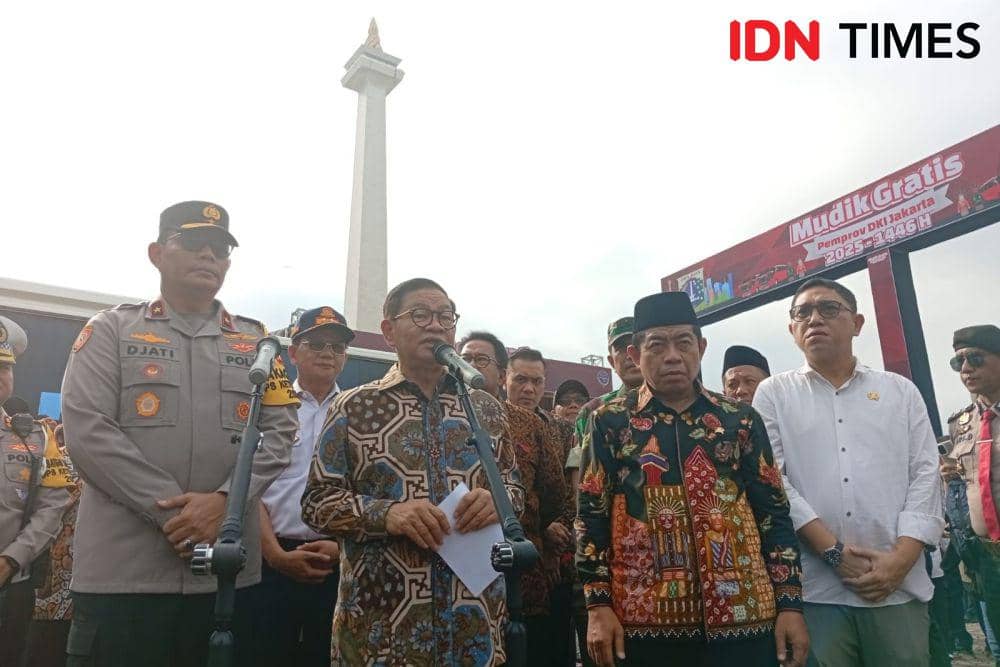 Gubernur DKI Jakarta Pramono Anung melepas peserta mudik gratis di Monas, Kamis (27/3/2025). (IDN Times/Dini Suciatiningrum)