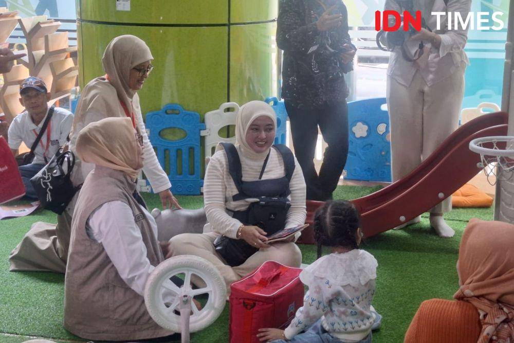 Menteri PPPA Arifah Fauzi meninjau kondisi arus mudik dan fasilitas ramah anak serta perempuan di Stasiun Kereta Gambir, Jakarta Pusat, Kamis (27/3/2025). (IDN Times/Lia Hutasoit)