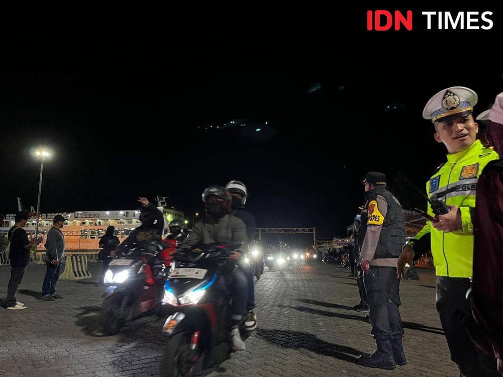 Petugas Polres Lampung Selatan mengawal perjalanan pemudik sepeda motor turun dari Pelabuhan Bakauheni. (IDN Times/Tama Yudha Wiguna).