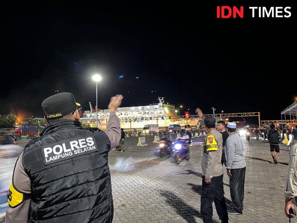 Petugas Polres Lampung Selatan mengawal perjalanan pemudik sepeda motor turun dari Pelabuhan Bakauheni. (IDN Times/Tama Yudha Wiguna).