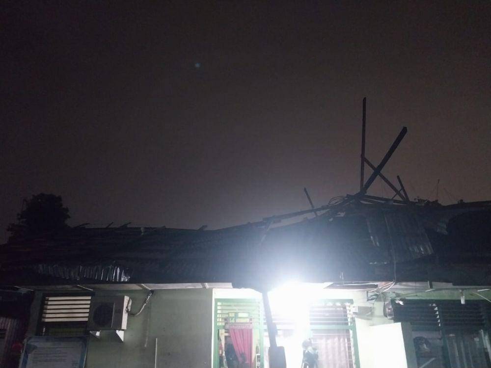 Rumah di asrama TNI AD mengalami kerusakan akibat angin puting beliung (Foto: BPBD Padang)
