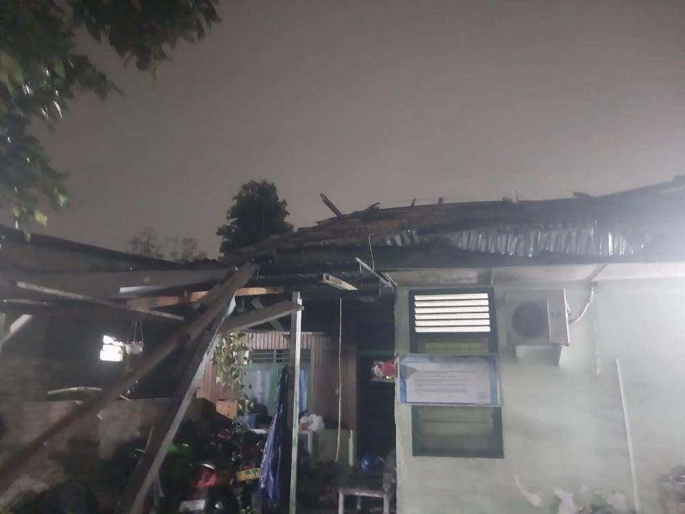 Terdampak angin kencang, rumah asrama TNI AD mengalami kerusakan (Foto:BPBD Padang)