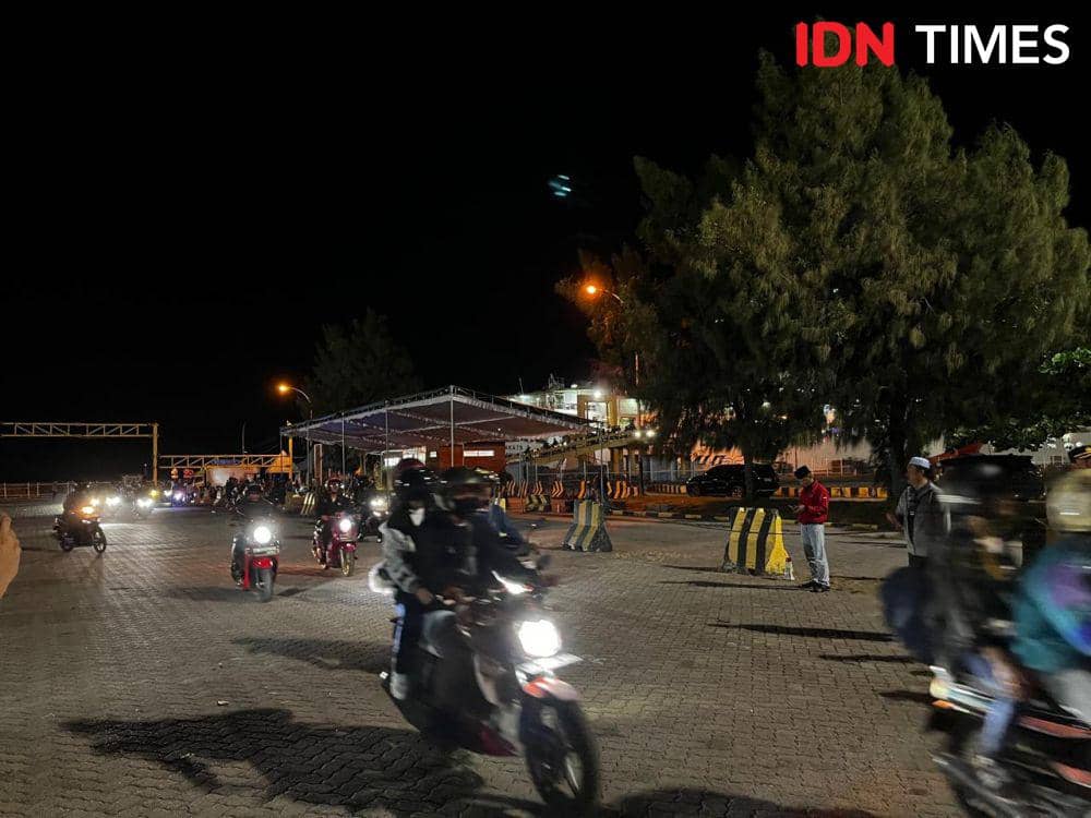 Petugas Polres Lampung Selatan memberikan pelayanan kepada pemudik Lebaran 2025. (IDN Times/Tama Yudha Wiguna).