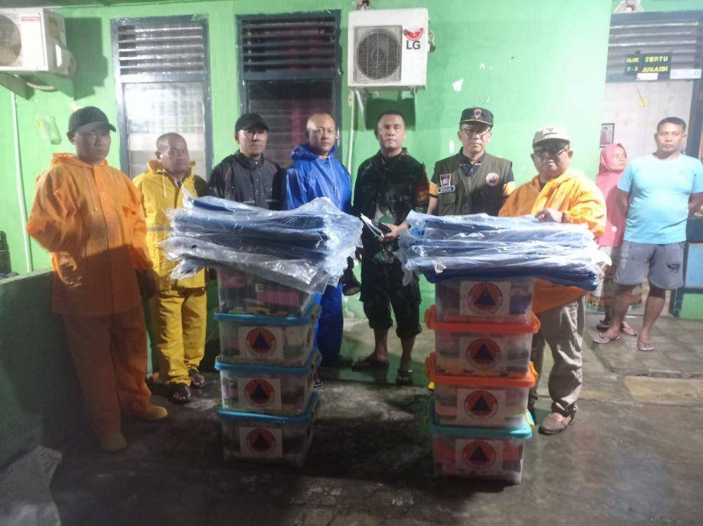 Tim BPBD Padang menyerahkan bantuan kepada korban angin puting beliung (Foto: BPBD Padang)
