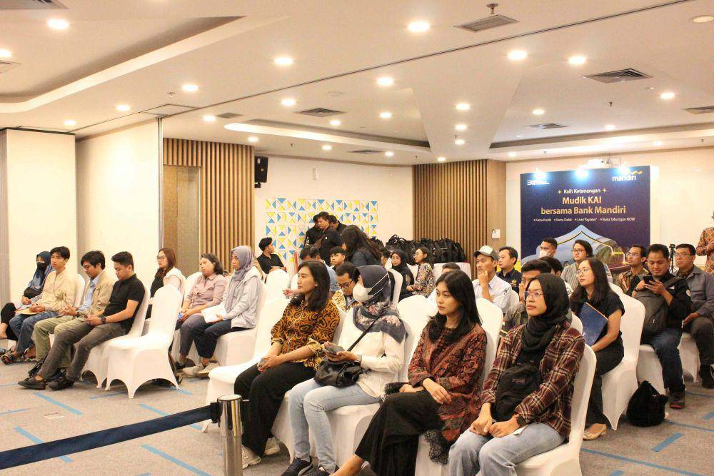 Antusiasme nasabah pemenang program Mandiri Kartu Kredit, Mandiri Kartu Debit dan Pengguna Livin' Paylater dalam penukaran tiket mudik KAI. (dok. Bank Mandiri)
