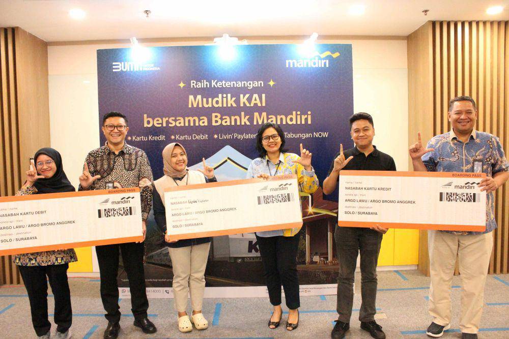 (Kiri-kanan) Nasabah pemenang program Mudik Bank Mandiri 2025 bersama VP Debit & Remittance Segment Solution - Rolland Setiawan, SVP Micro Personal Loan-Rheyna Anggun Marnala, SVP Credit Cards Group Agus Hendra Purnama. (dok. Bank Mandiri)